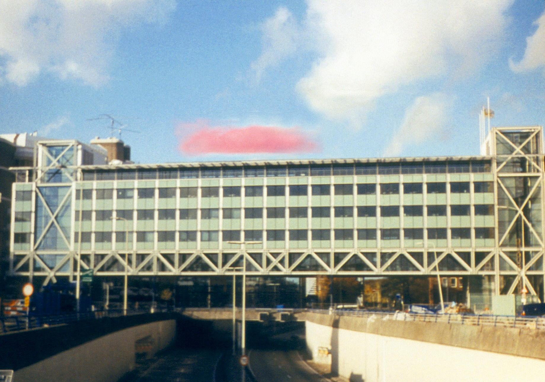 Den Haag bruggebouw roze wolk